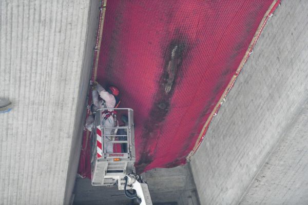 Expertinnen und Experten schauen unter die roten Netze, die vor zehn Jahren angebracht und vor drei Jahren erneuert wurden, sie sollen mögliche Betonabplatzungen an der maroden Hochstraße Nord auffangen.